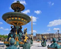 Aligned with the obelisk, exists 2 fountains inspi Aligned with the obelisk, exists 2 fountains inspired by the fountains of Rome. These are river and sea-themed. Also, to the northern side of the squa